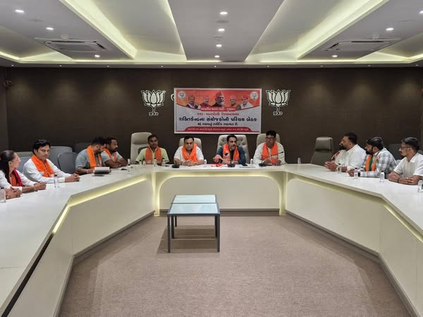 તા.૦૧-૦૬-૨૦૨૫ ના રોજ ૧૬૯-બારડોલી તાલુકાના શક્તિ કેન્દ્રની પરિચય બેઠકમાં પ્રદેશ દ્વારા નિયુક્ત નેતા કુલદીપસિંહ સોલંકી સાહેબે ખૂબ જ મહત્વપૂર્ણ માહિતી આપી.